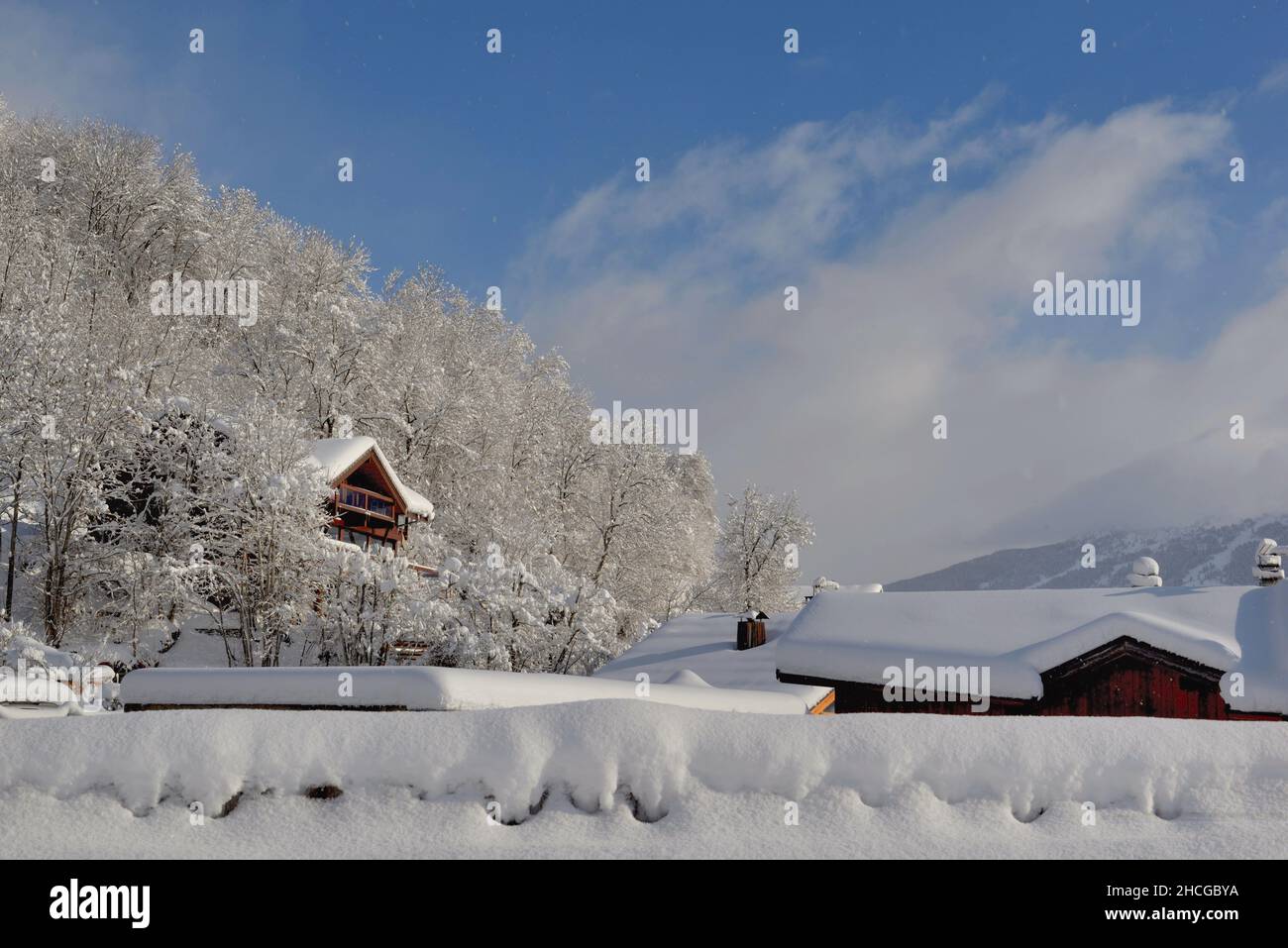 toit de chalet en bois dans village alpin recouvert de neige fraîche dans le paysage de montagne Banque D'Images