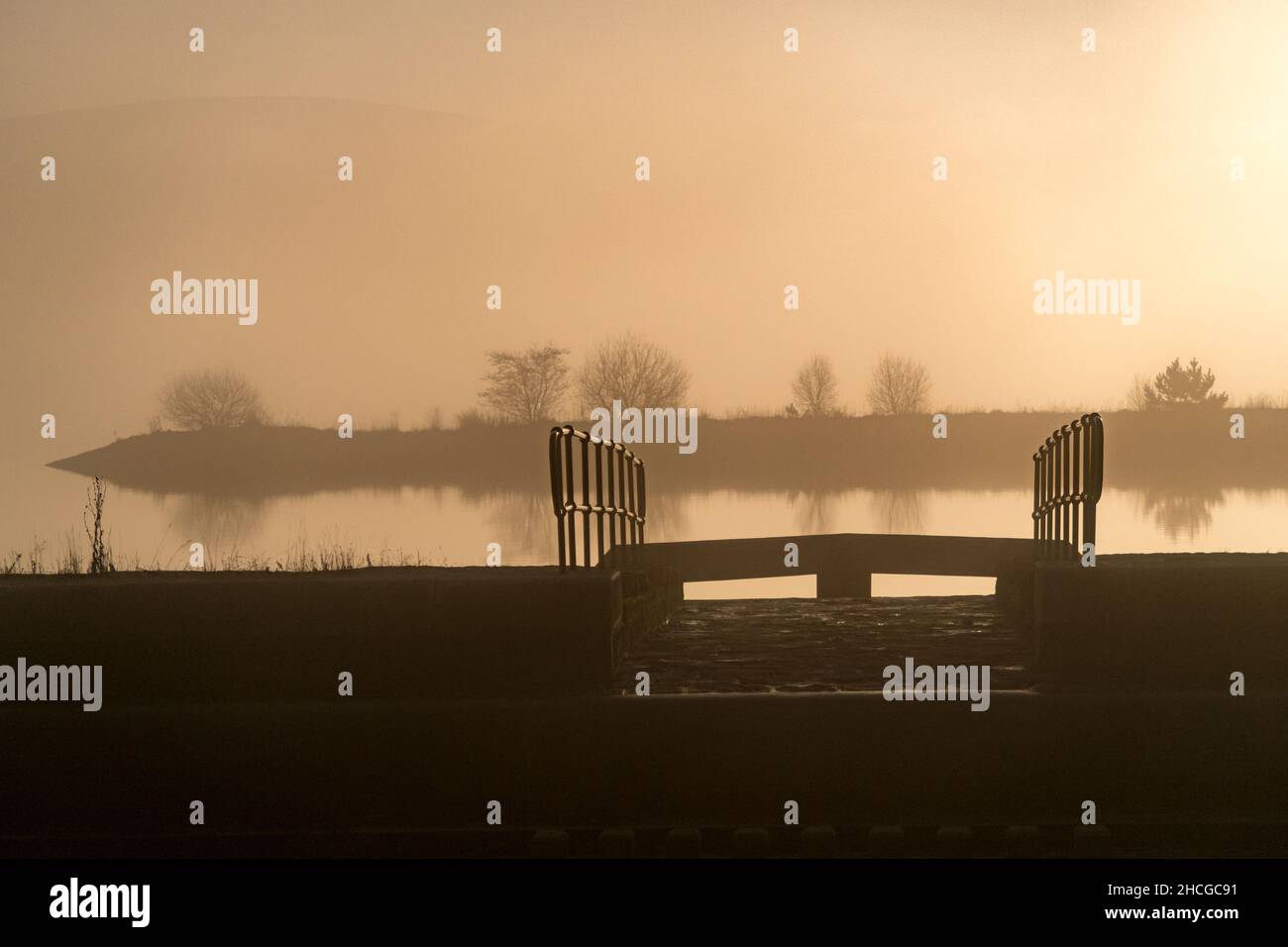 Réservoir d'eau Harlaw près d'Édimbourg vu ici en plein soleil en début de soirée Banque D'Images
