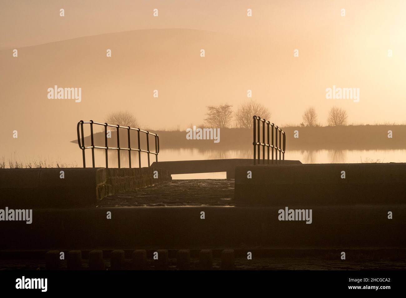 Réservoir d'eau Harlaw près d'Édimbourg vu ici en plein soleil en début de soirée Banque D'Images