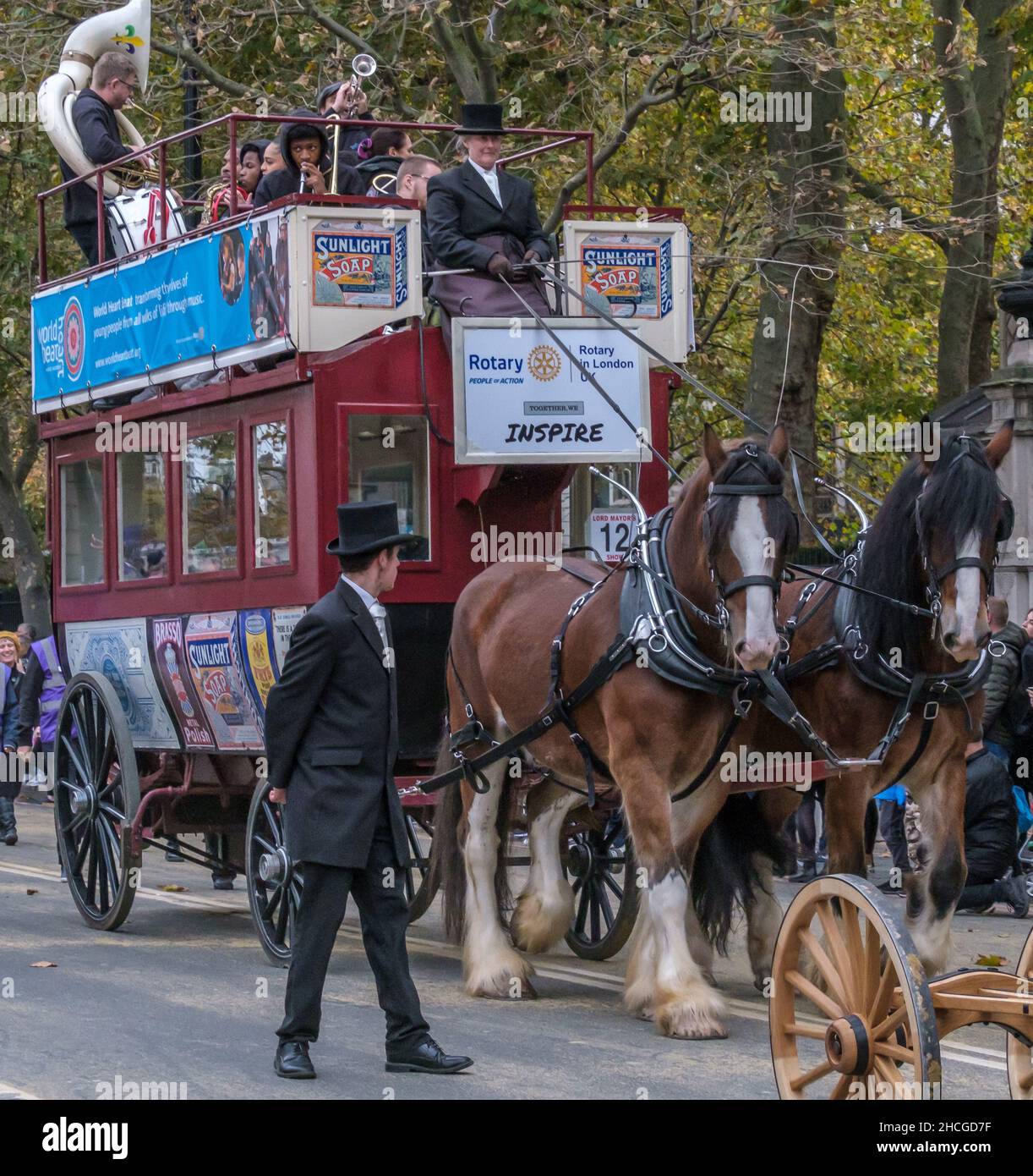 Omnibus de l'International Rotary en Grande-Bretagne et en Irlande et l'Académie mondiale de musique Heart Beat, The Lord Mayor's Show 2021. Banque D'Images