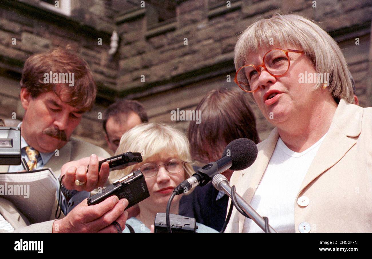 Photo du dossier datée du 07/07/97 de Mo Mowlam, alors secrétaire d'Irlande du Nord, qui s'est adressé aux médias à l'extérieur du château de Stormont suite à la pire violence de rue depuis des années quand la colère a explosé après le défilé de l'ordre d'Orange Drumcree.Un responsable du gouvernement irlandais a interrogé un ministre de la NIO sur des spéculations selon lesquelles l'armée britannique « allait chercher » la route Garvaghy à Portatown pour des bollards au plus fort du conflit de marche en 1997, selon des documents récemment publiés par les Archives nationales.Date de publication : le mercredi 29 décembre 2021. Banque D'Images