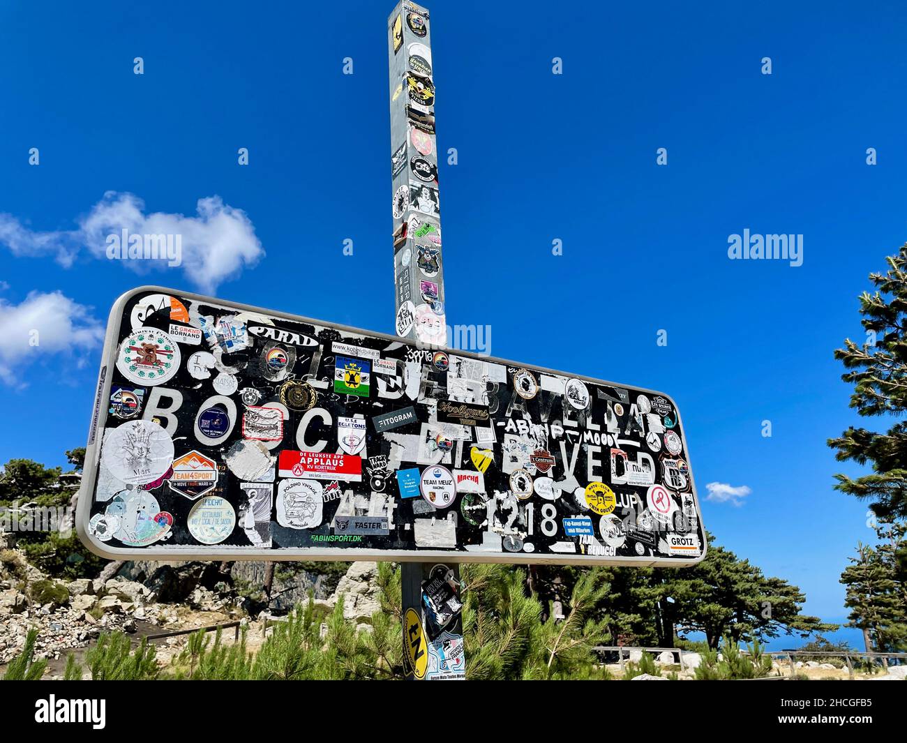 Gros plan du col de Bavella, Bocca di Bavedda, panneau avec de nombreux autocollants, Corse, France. Banque D'Images