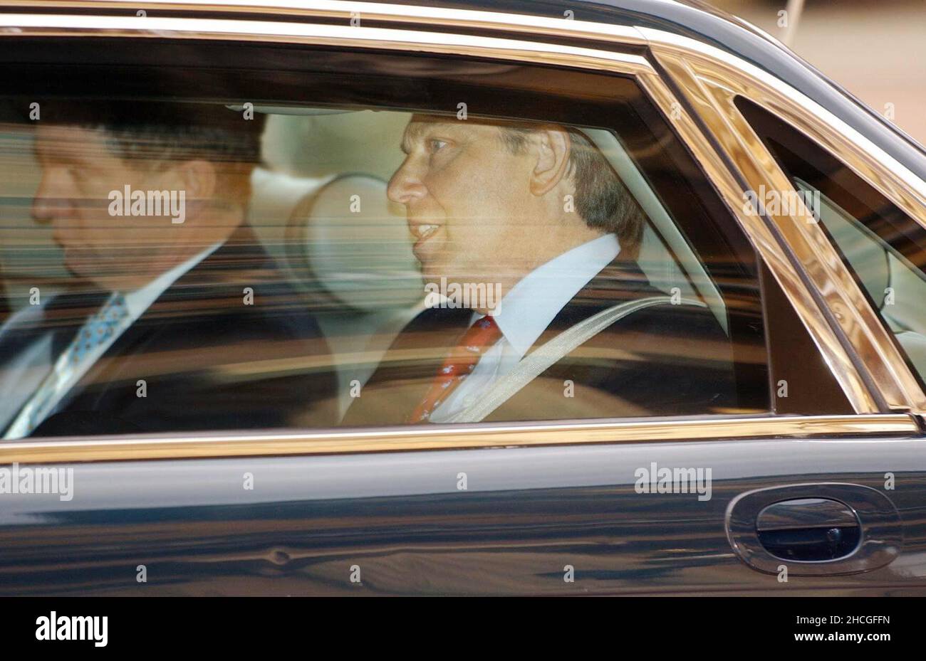Photo du dossier datée du 05/04/05, du premier ministre de l’époque, Tony Blair (à droite), accompagné de Jonathan Powell, son chef d’état-major, quittant Buckingham Palace, après une audience avec la reine Elizabeth IIDate de publication : le mercredi 29 décembre 2021. Banque D'Images