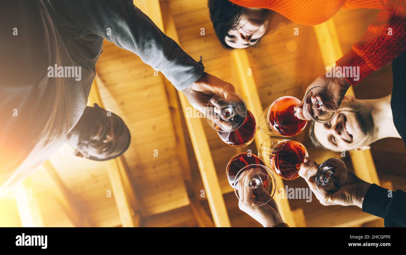 Amis heureux multiraciaux s'amuser à l'intérieur, les jeunes appréciant le temps du vin ensemble dans une ferme vignoble campagne, conce de la jeunesse et de l'amitié Banque D'Images