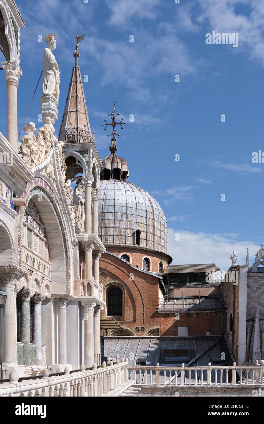 Gros plan sur l'extérieur de la basilique Saint-Marc à Venise, Italie.Journée ensoleillée et lumineuse avec ciel bleu. Banque D'Images