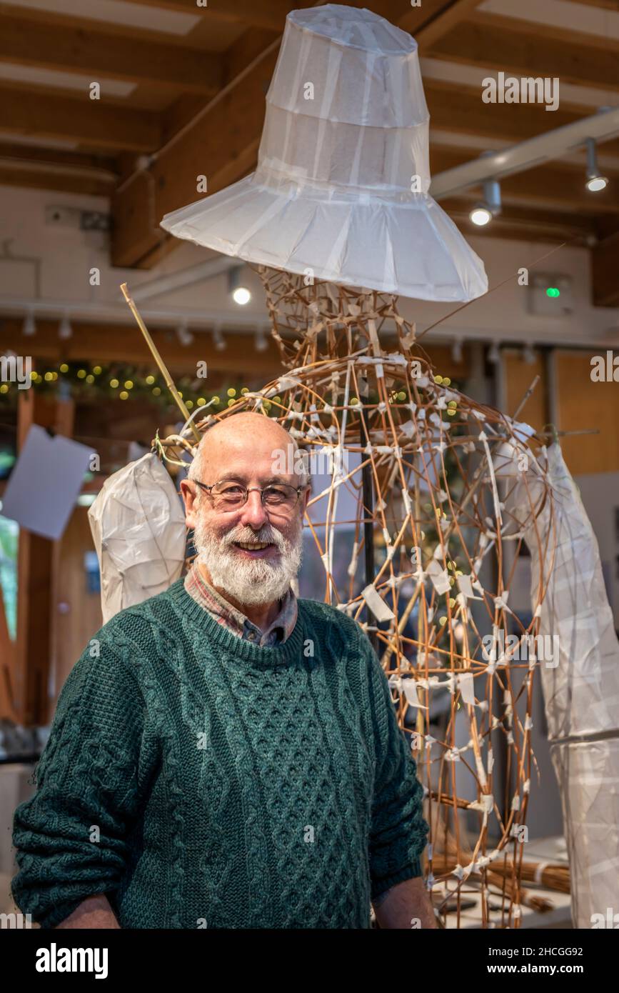 Anthony Crosby travaille à la création d'une grande sculpture en papier et flétrie qui sera exposée dans le jardin de lumière de Trebah, en Cornouailles, au Royaume-Uni. Banque D'Images
