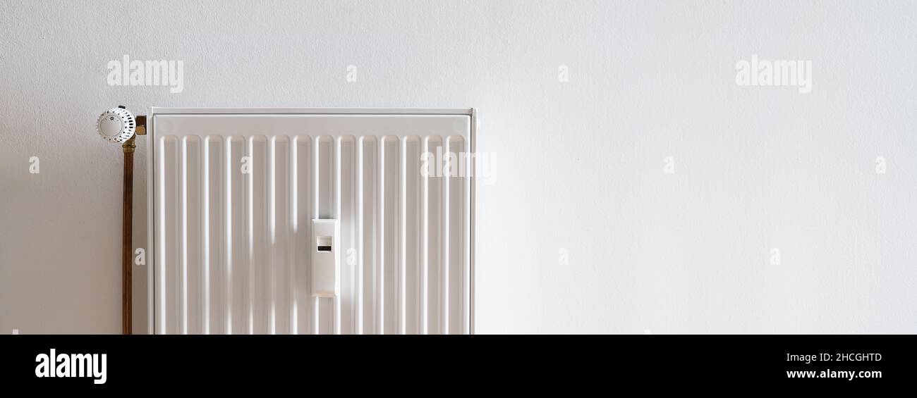 radiateur sur un mur blanc, taille de bannière, avec espace de copie pour votre texte individuel. Banque D'Images
