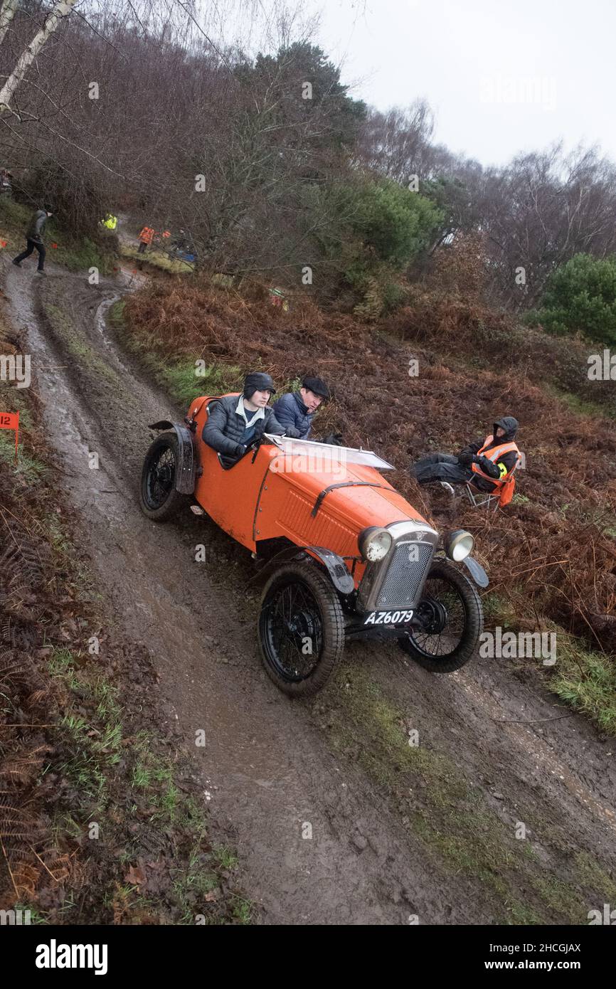 Dave Wilcox Memorial Trial, LockWell Hill Activity Centre, Farnsfield, Nottinghamshire, Angleterre, Royaume-Uni.29th décembre 2021.Les membres du club automobile d'Austin 7 avant la guerre qui participent à l'épreuve de la colline du mémorial Dave Wilcox dans des conditions très humides, glissantes et boueuses.Crédit : Alan Keith Beastaall/Alay Live News Banque D'Images