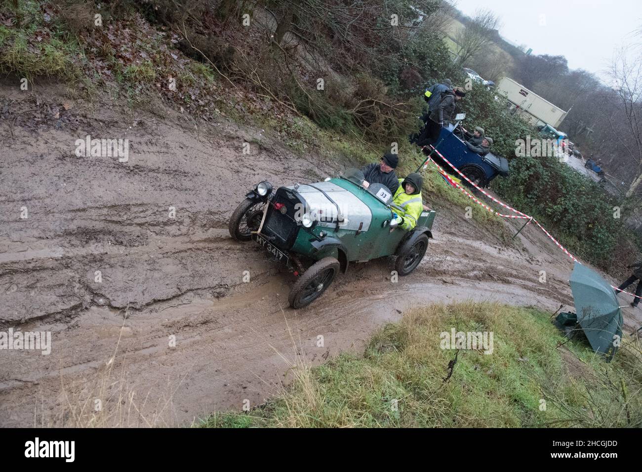 Dave Wilcox Memorial Trial, LockWell Hill Activity Centre, Farnsfield, Nottinghamshire, Angleterre, Royaume-Uni.29th décembre 2021.Les membres du club automobile d'Austin 7 avant la guerre qui participent à l'épreuve de la colline du mémorial Dave Wilcox dans des conditions très humides, glissantes et boueuses.Crédit : Alan Keith Beastaall/Alay Live News Banque D'Images