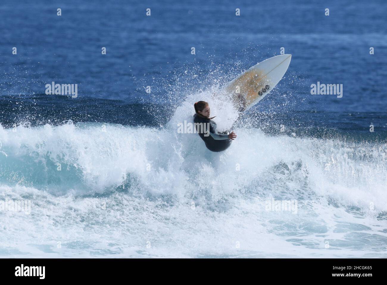 Les habitants de Lanzarote connaissent les meilleures conditions météorologiques pour produire les vagues idéales pour le surf, et ils en font le maximum ! Banque D'Images