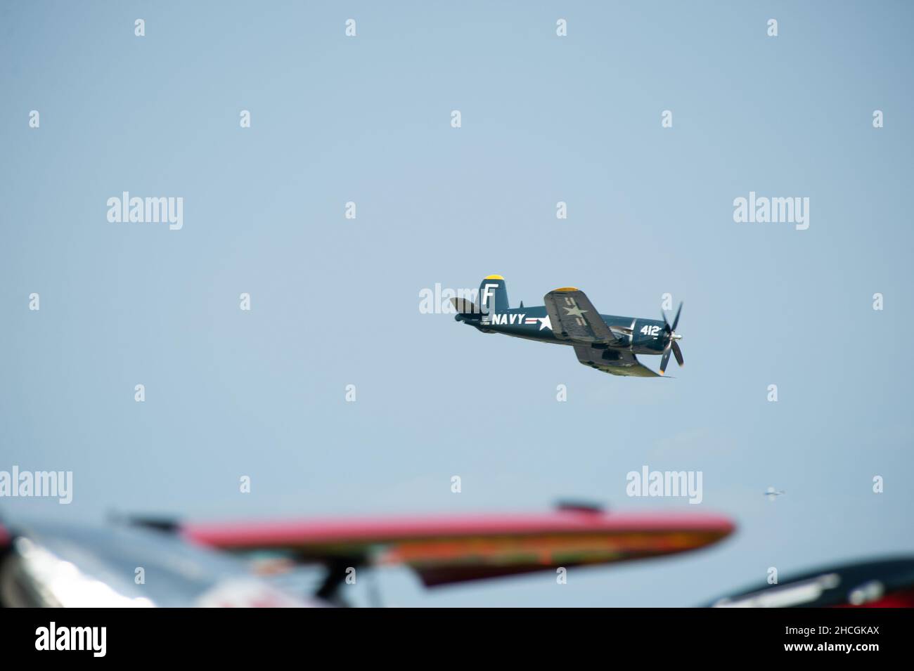 Avion volant dans le ciel à Oshkosh, États-Unis. Banque D'Images Avion volant dans le ciel à Oshkosh, États-Unis. Banque D'Images