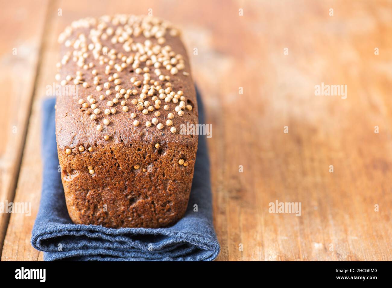 Célèbre pain russe de levain de seigle - Borodinskiy avec cardamome et malt sur un fond de bois.Gros plan. Banque D'Images