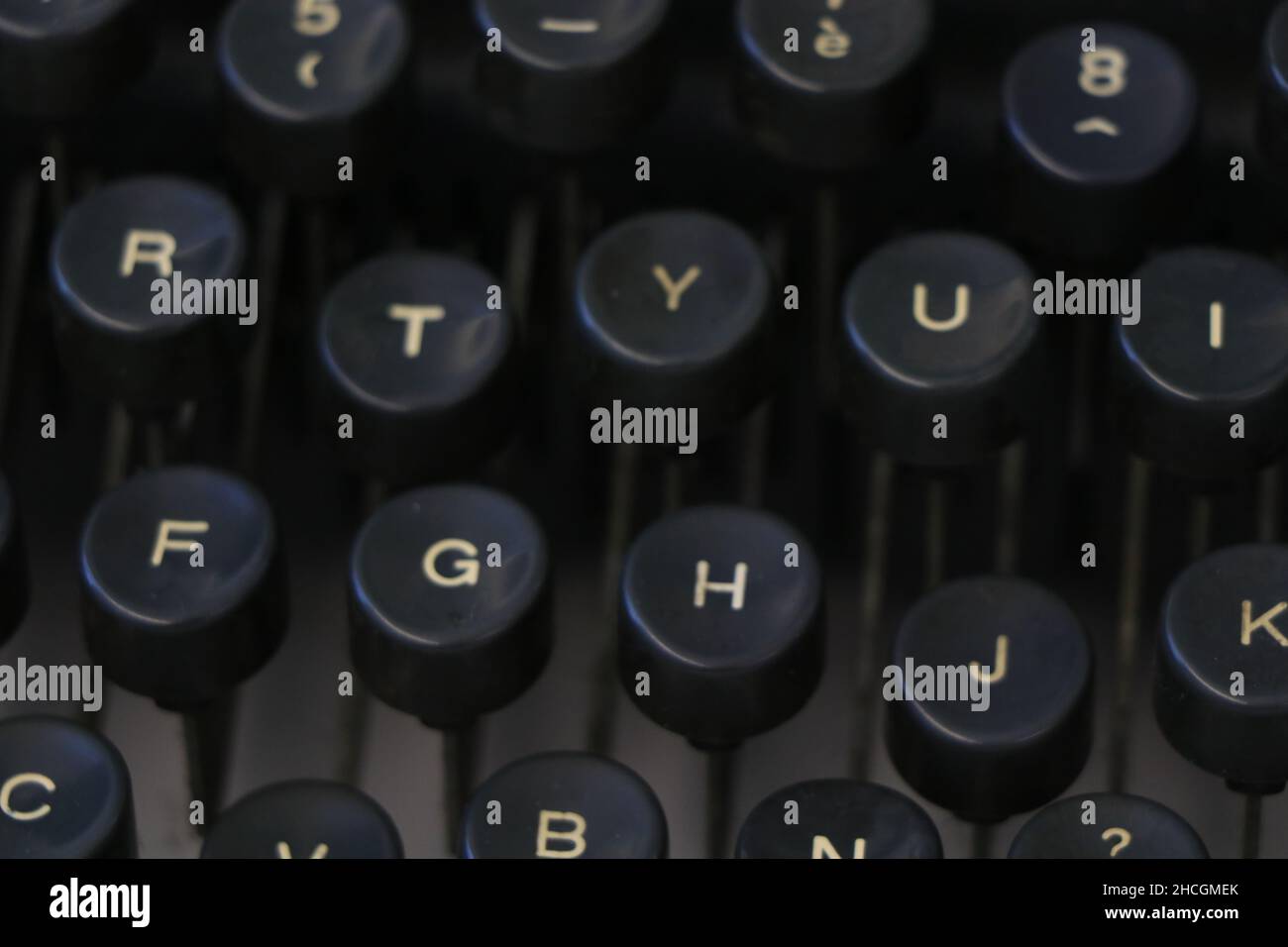 Gros plan d'un ancien clavier de machine à écrire noir avec des touches rondes.Photo de haute qualité Banque D'Images