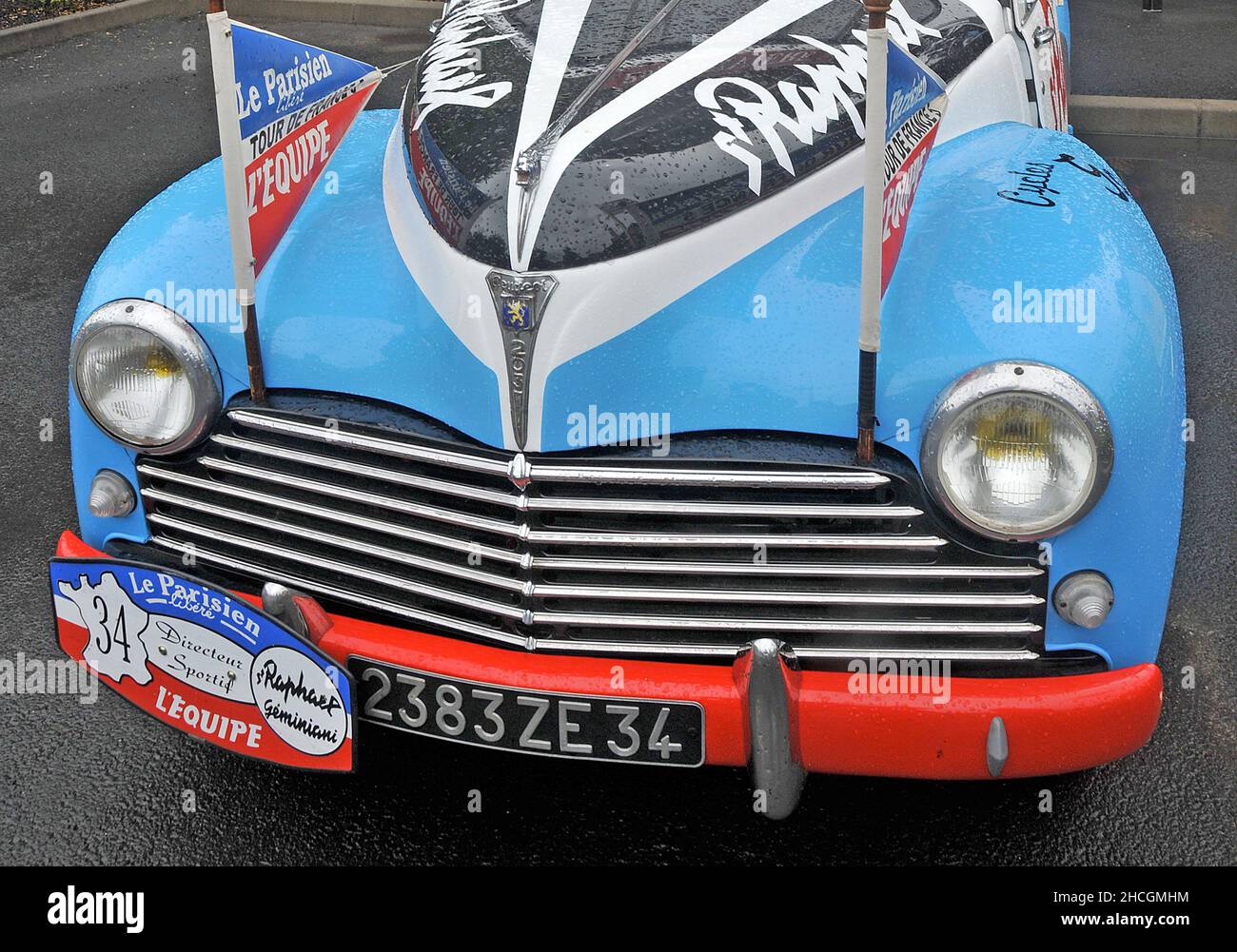 Vieille voiture du Tour de France, équipe Saint Raphaël Geminiani, Issoire, France Banque D'Images