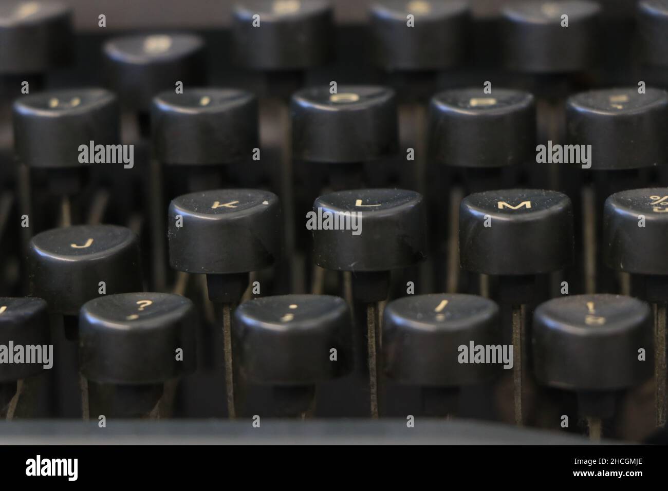 Gros plan d'un ancien clavier de machine à écrire noir avec des touches rondes.Photo de haute qualité Banque D'Images