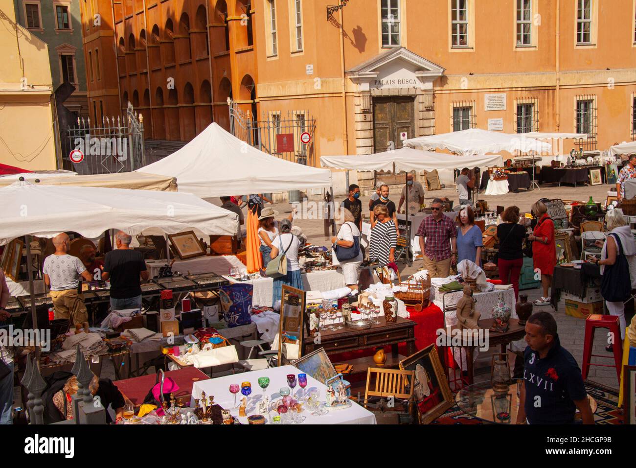 Les gens au marché aux antiquités et aux puces en plein air dans la vieille ville de Nice, France.Nice, France - 27 septembre 2021. Banque D'Images