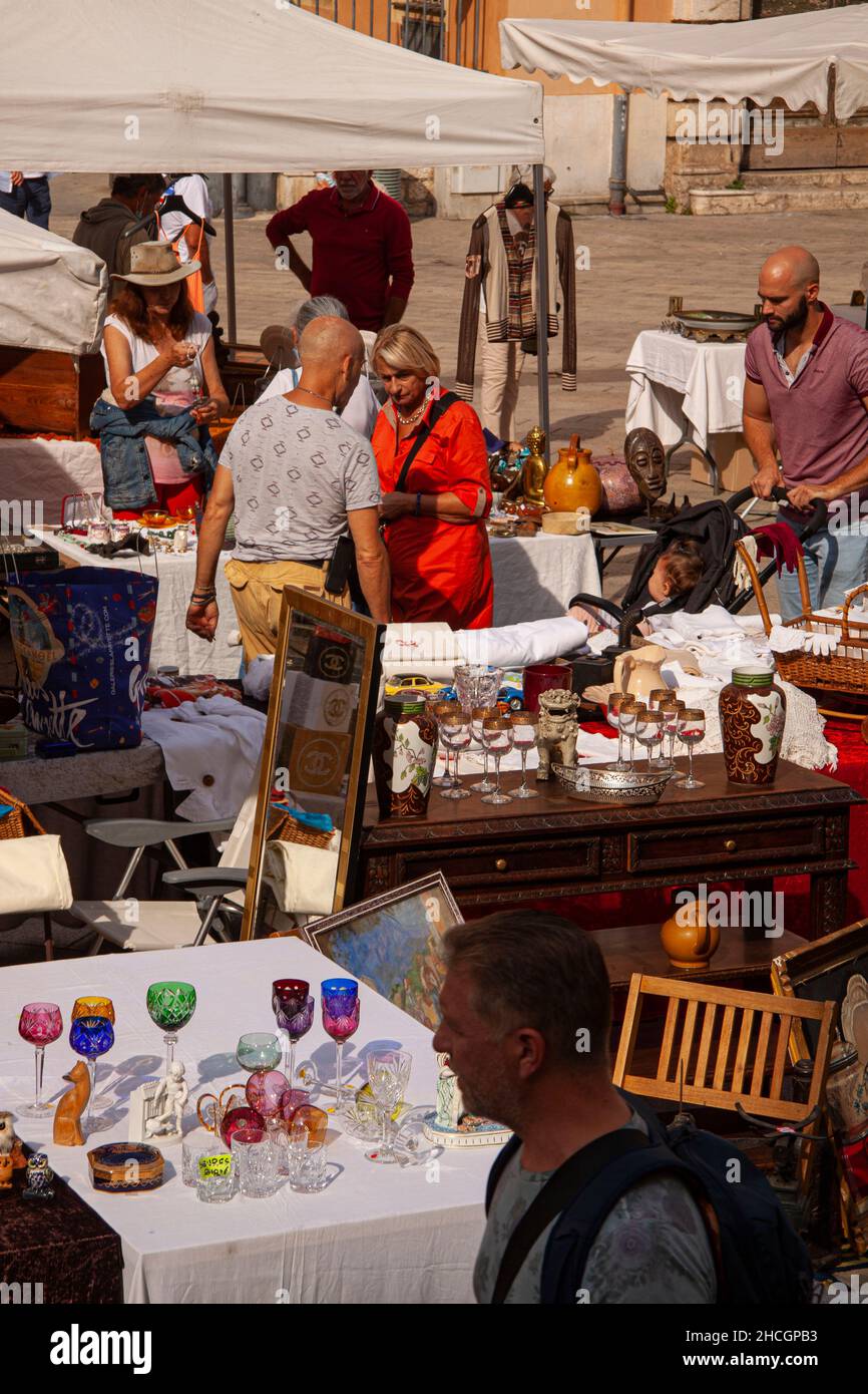 Les gens au marché aux antiquités et aux puces en plein air dans la vieille ville de Nice, France.Nice, France - 27 septembre 2021. Banque D'Images