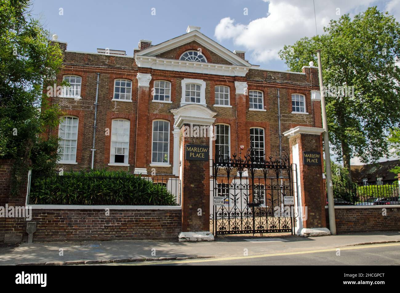 Marlow, Royaume-Uni - 19 juillet 2021 : vue du front de la place historique de Marlow à Marlow, Buckinghamshire.Actuellement utilisé comme bureaux, le 1721 construit tous Banque D'Images