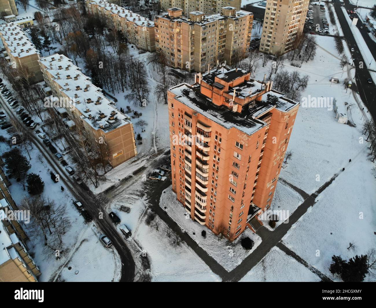 Immeuble d'appartements de plusieurs étages en hiver dans le quartier d'Eiguliai à Kaunas, en Lituanie.Photo vue aérienne.Investissement, location, concept immobilier Banque D'Images