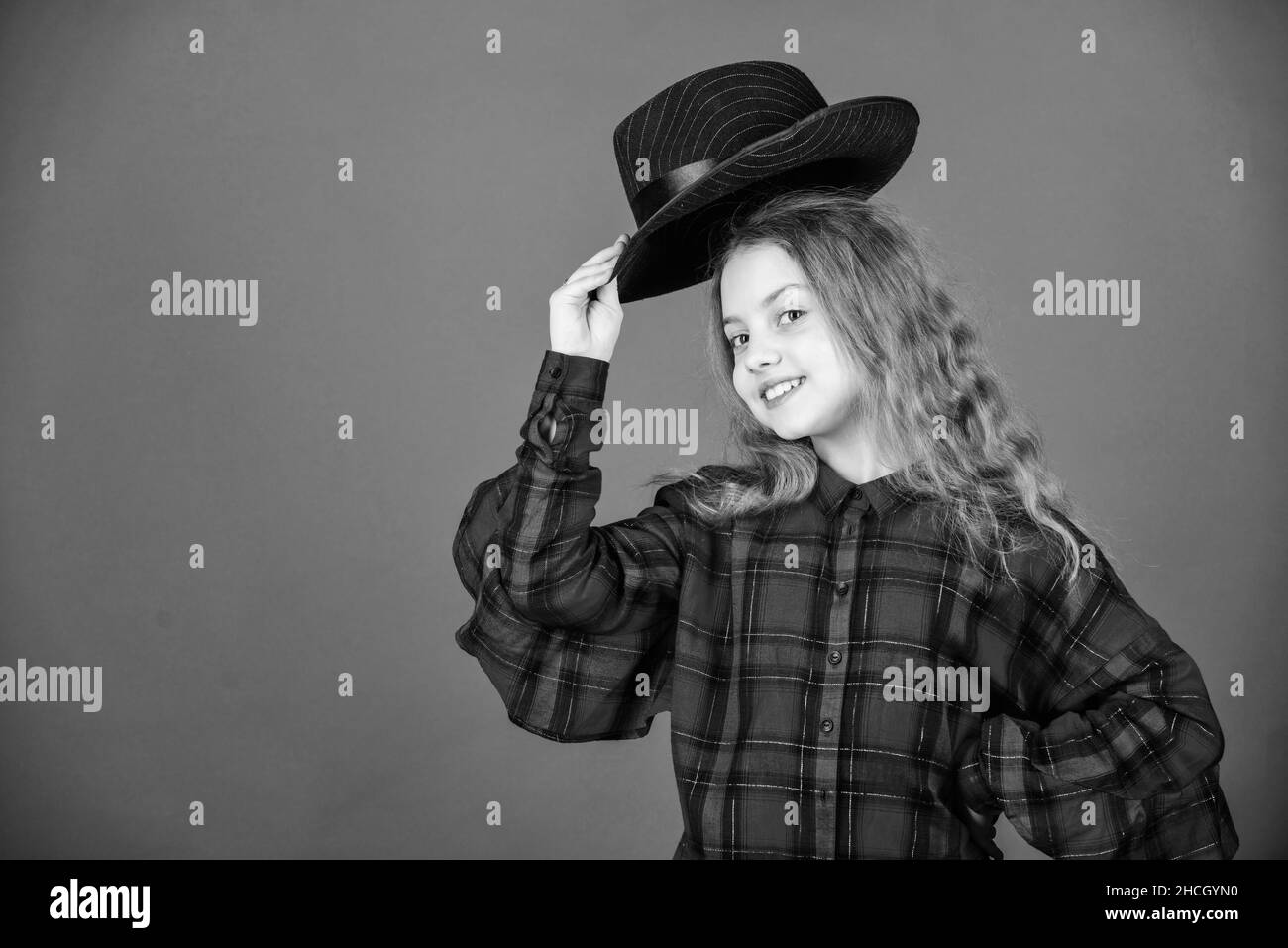 Vérifiez ceci. Fille petite cravate tendance bonnet tricoté. Tenue moderne  pour la vie quotidienne. Adorable écolière tenue d'hiver. École Street  style Photo Stock - Alamy