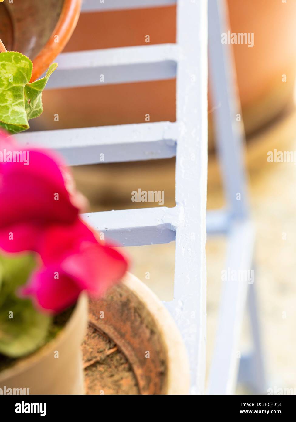 Soutien détaillé avec pots à fleurs rouges Banque D'Images