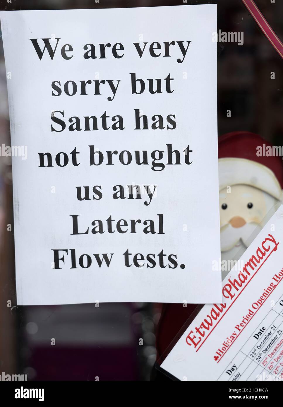 Etwall, Derbyshire, Royaume-Uni.29th décembre 2021.Un panneau informant de l'absence de tests de débit latéral Covid-19 est suspendu dans la fenêtre d'une pharmacie après que les pharmaciens aient averti de l'existence de fournitures inégales de tests rapides de Covid suite à des changements aux règles d'auto-isolement.Credit Darren Staples/Alay Live News. Banque D'Images