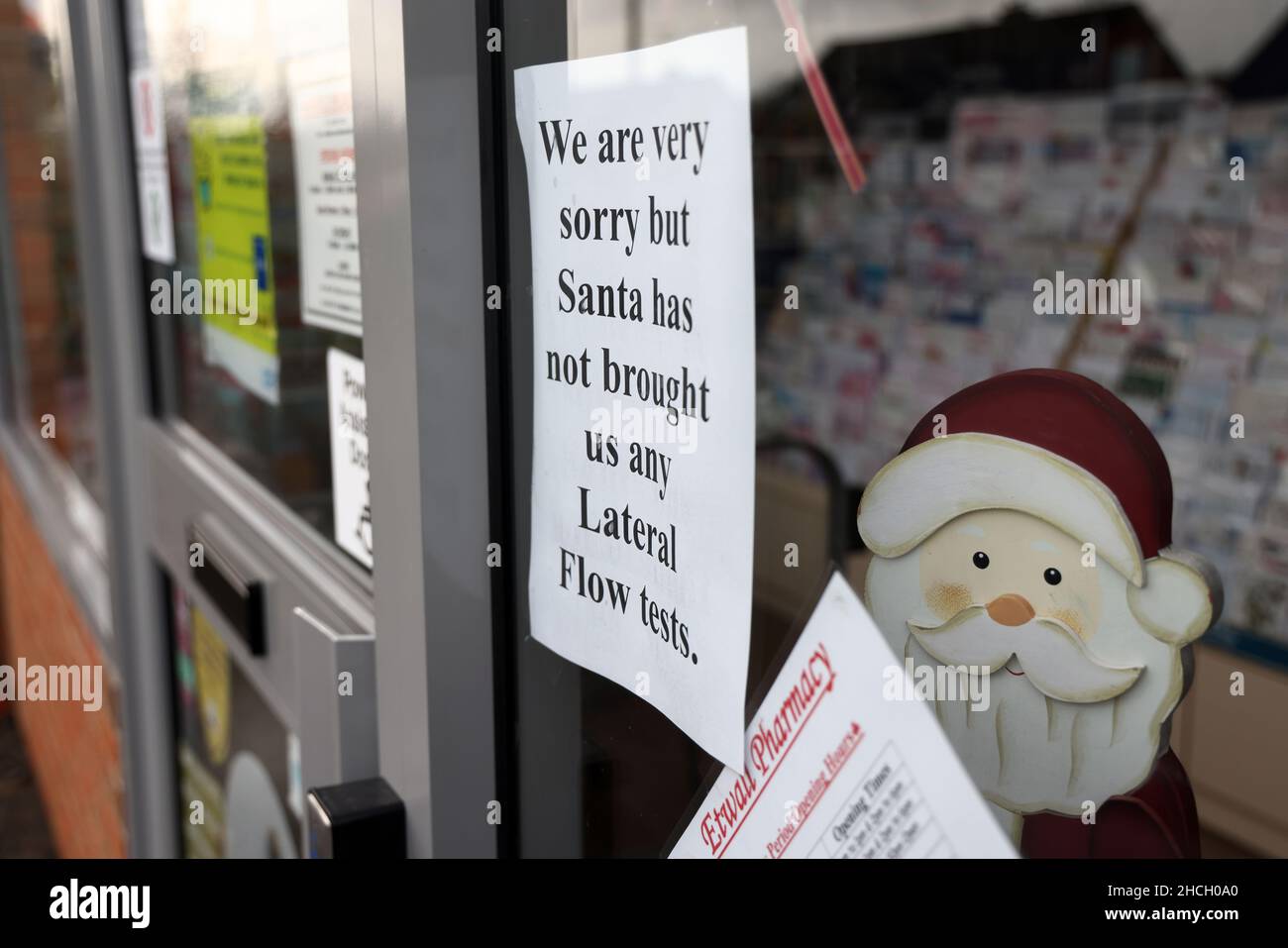 Etwall, Derbyshire, Royaume-Uni.29th décembre 2021.Un panneau informant de l'absence de tests de débit latéral Covid-19 est suspendu dans la fenêtre d'une pharmacie après que les pharmaciens aient averti de l'existence de fournitures inégales de tests rapides de Covid suite à des changements aux règles d'auto-isolement.Credit Darren Staples/Alay Live News. Banque D'Images