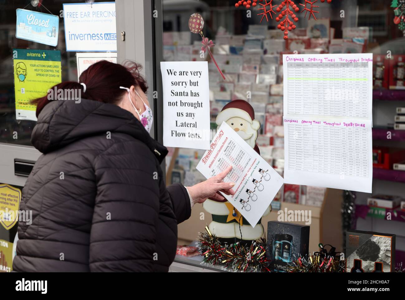 Etwall, Derbyshire, Royaume-Uni.29th décembre 2021.Un panneau informant de l'absence de tests de débit latéral Covid-19 est suspendu dans la fenêtre d'une pharmacie après que les pharmaciens aient averti de l'existence de fournitures inégales de tests rapides de Covid suite à des changements aux règles d'auto-isolement.Credit Darren Staples/Alay Live News. Banque D'Images