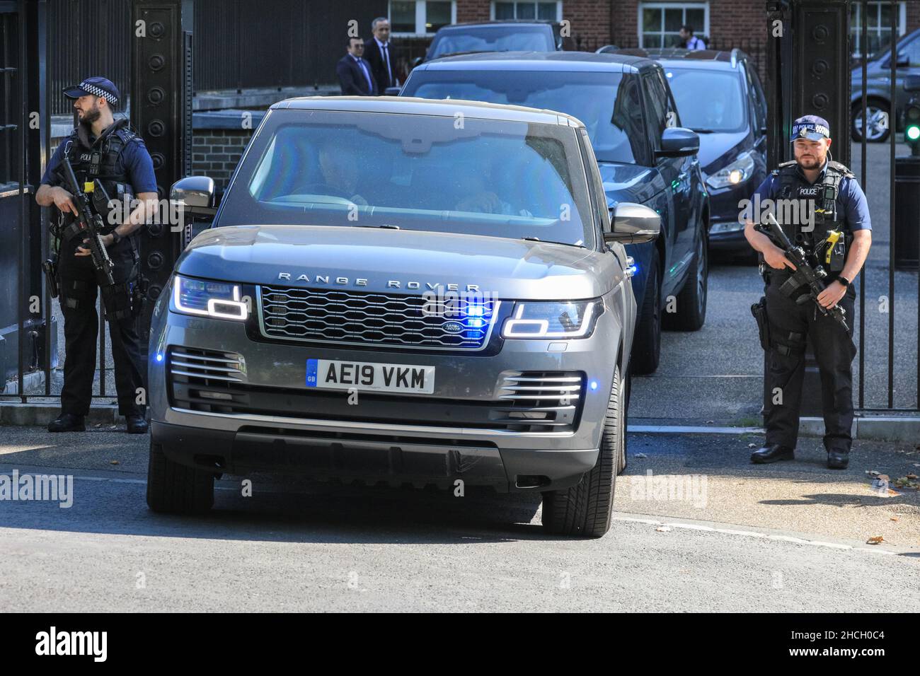 Le convoi de voitures du Premier ministre britannique Boris Johnson part par les portes arrière de Downing Street, Londres, Angleterre Banque D'Images