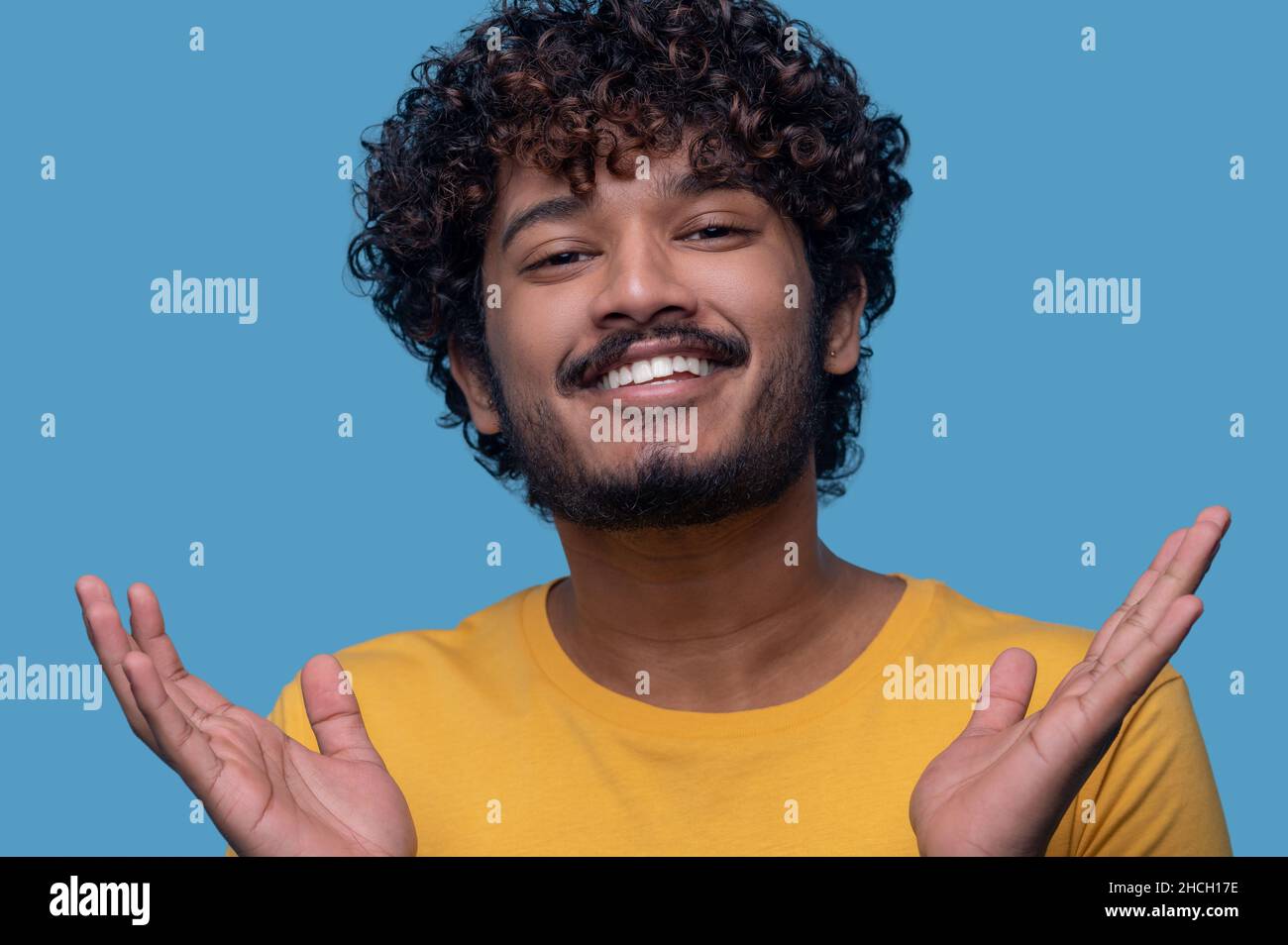 Homme aux paumes souriant à la caméra Banque D'Images