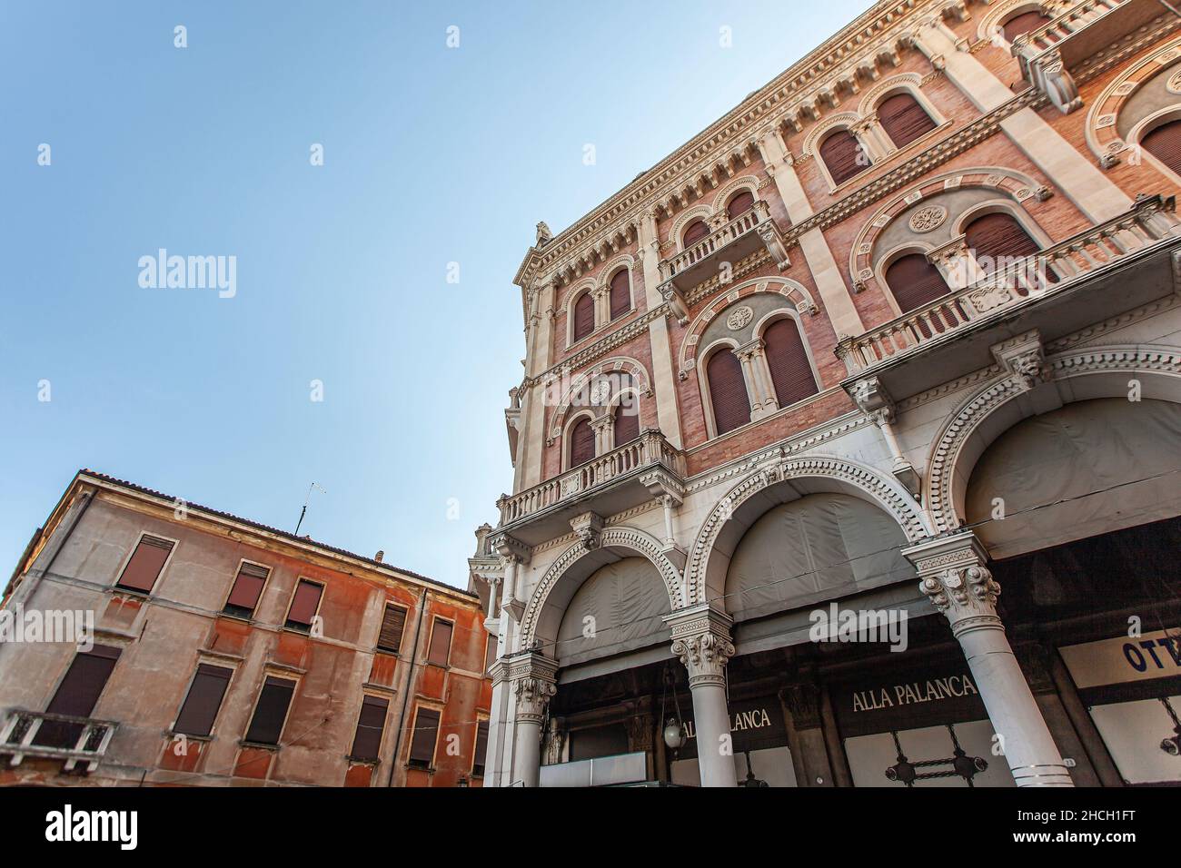 PADOVA, ITALIE 17 JUILLET 2020: Détails de l'architecture de l'ancien bâtiment historique de Padova, Piazza dei Signori Banque D'Images
