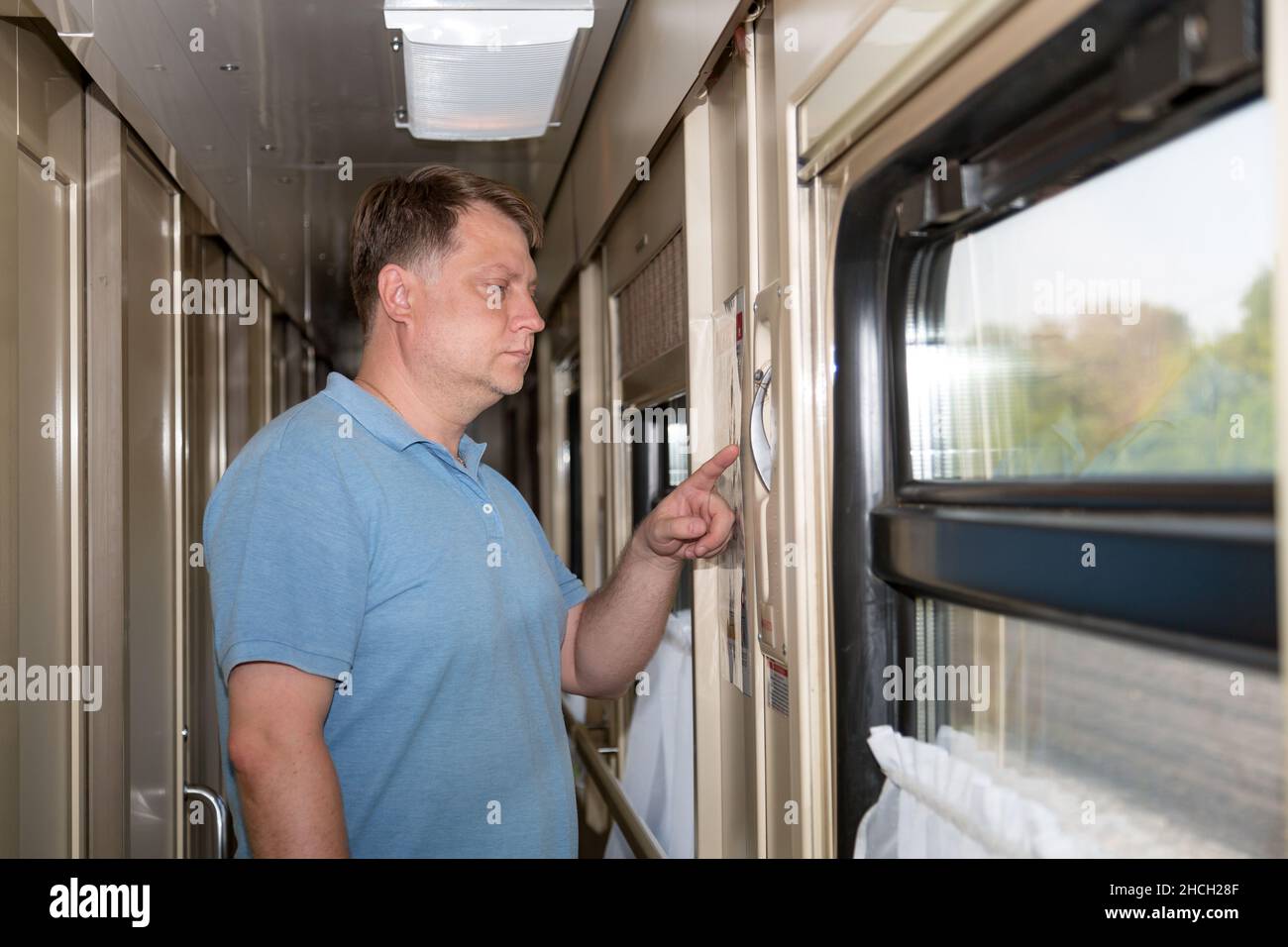 Un homme adulte lit les instructions relatives au train de freinage d'urgence à l'aide d'une grue d'arrêt. Banque D'Images