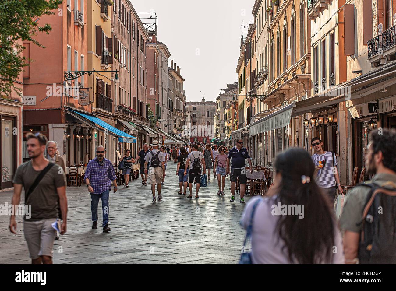 VENISE, ITALIE 2 JUILLET 2020: Les touristes marchent dans la rue de Venise Banque D'Images