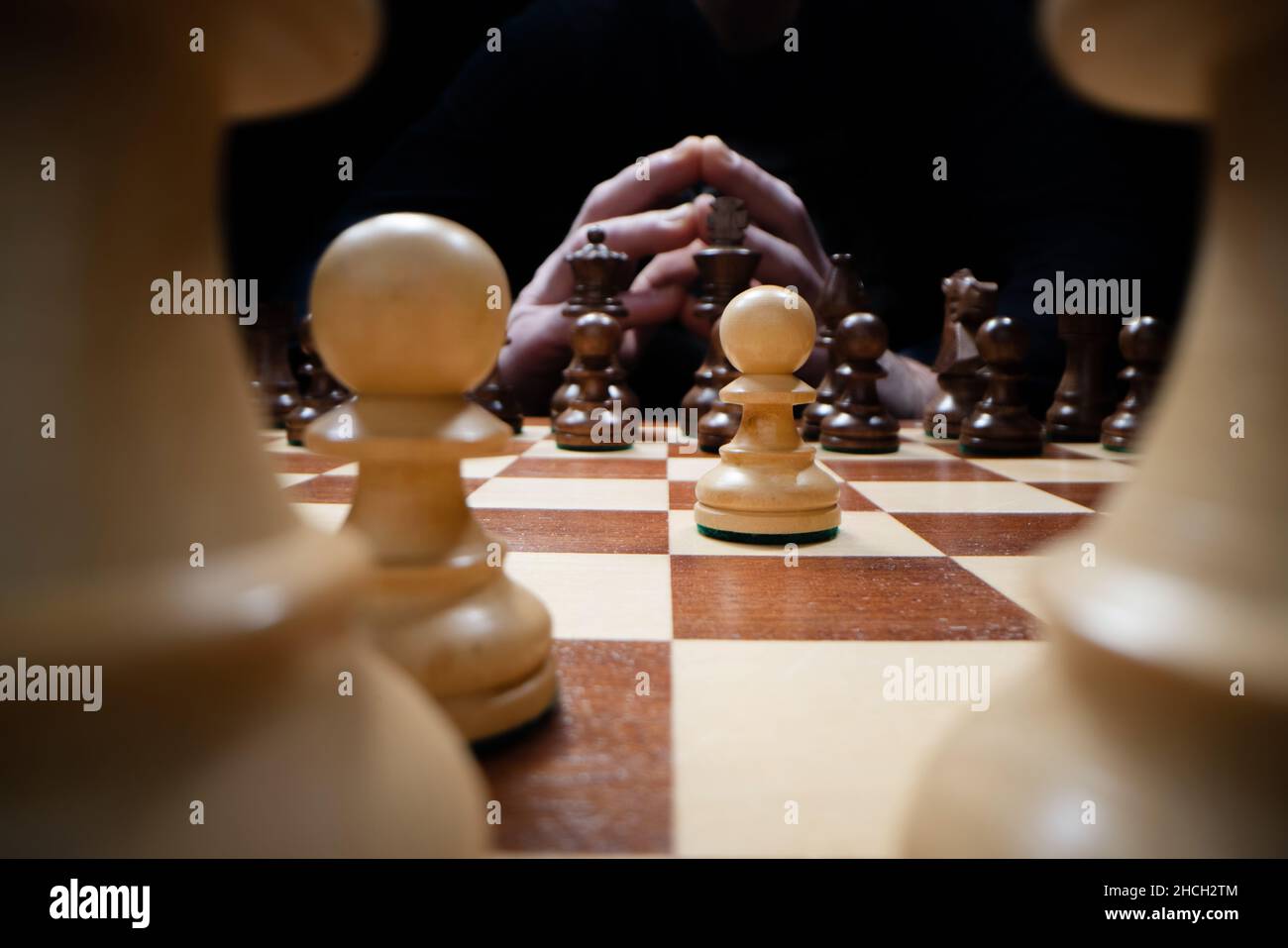 Jeu d'échecs, mains de l'homme jouant jeu d'échecs à l'analyse du développement nouveau plan de stratégie, concept de stratégie Banque D'Images