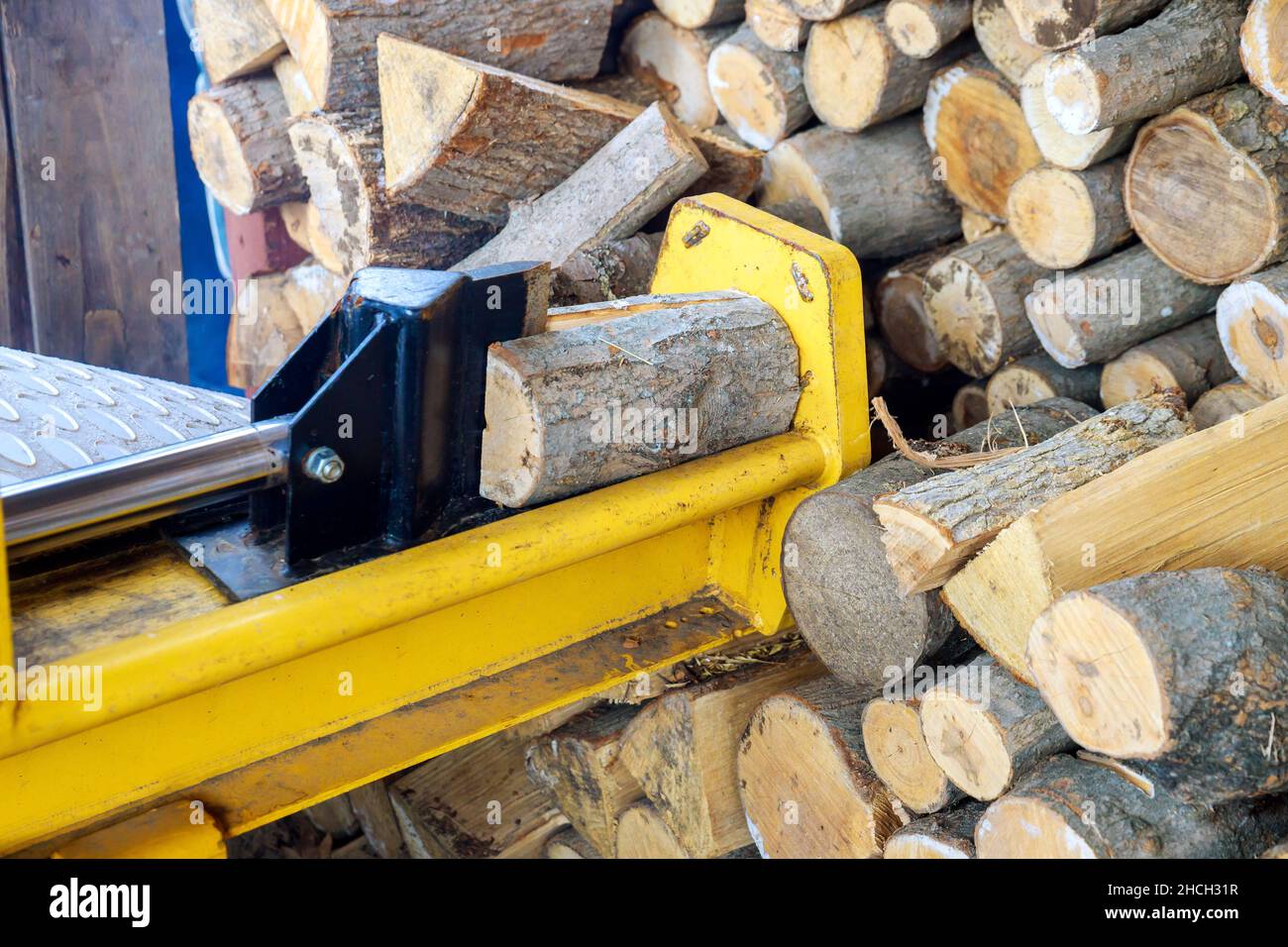 Équipement de machine de séparation automatisée en divisant les bûches de bois de chauffage Banque D'Images