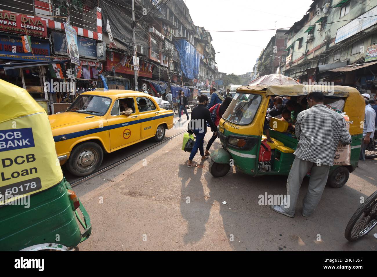 Kolkata, Bengale occidental, Inde.29th décembre 2021.Canning Street est l'un des lieux d'affaires les plus fréquentés de Kolkata.Des milliers de propriétaires de petites boutiques de la périphérie et de fournisseurs de différents États doivent venir acheter des matériaux divers fréquemment.(Credit image: © Biswarup Ganguly/Pacific Press via ZUMA Press Wire) Banque D'Images