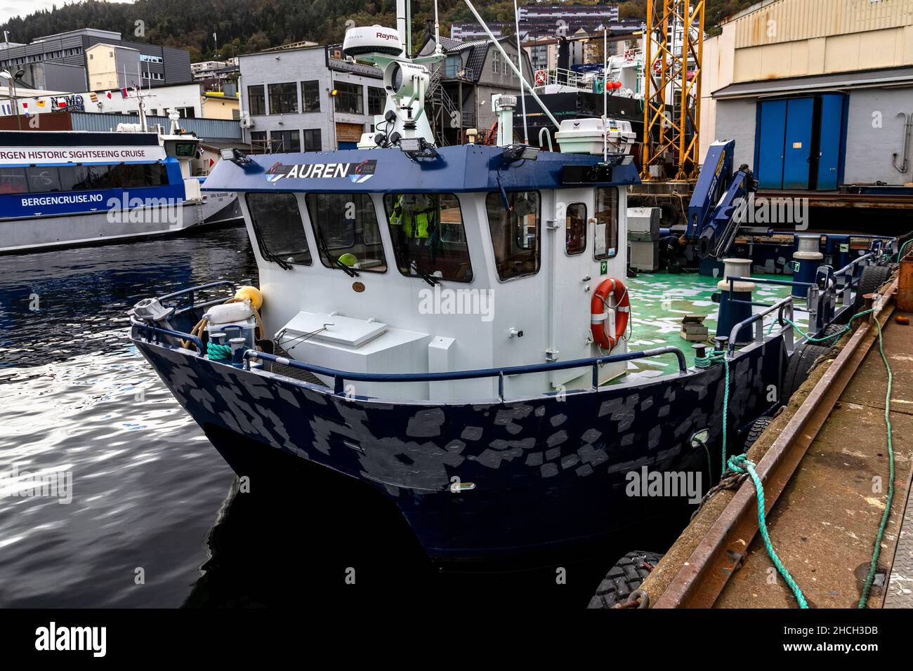 Auren, un catamaran de travail et de service aquacole amarré à un chantier naval de Laksevaag, dans le port de Bergen, en Norvège Banque D'Images