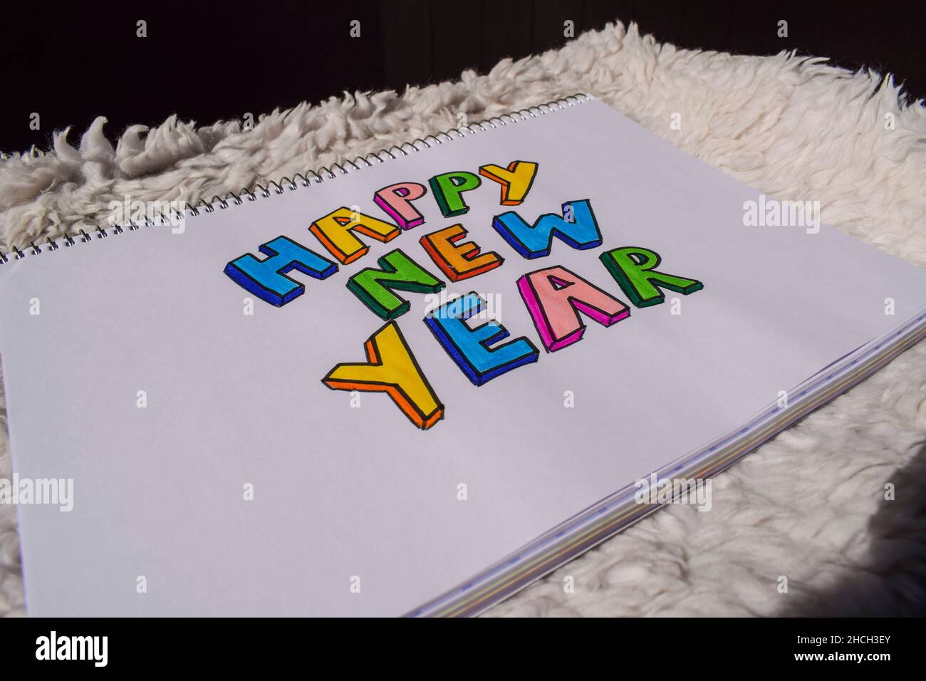 Polices du nouvel an heureux dessin de lettres avec des marqueurs colorés SketchPen avec fond blanc.Carte de vœux du nouvel an faite à la main sur croquis papier ordinaire Banque D'Images