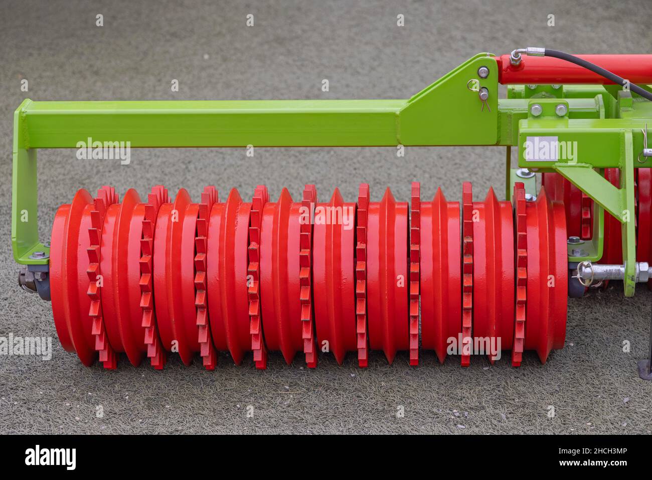 Red Metal Cambridge Rollers Agriculture machine Equipment Banque D'Images