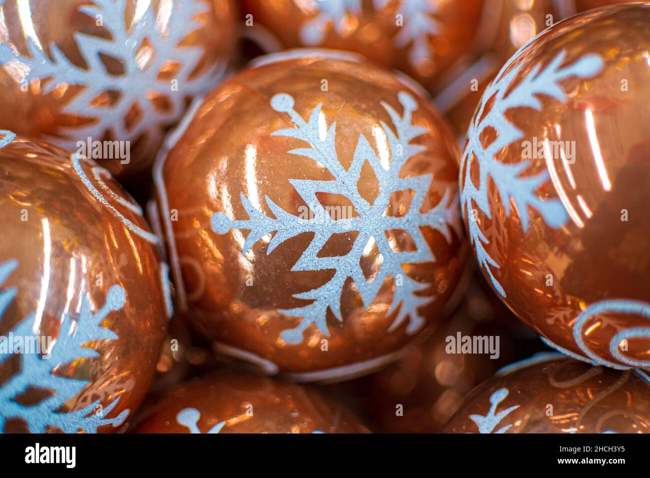 Jouet arbre avec flocon de neige, boules brillantes de Noël en verre gros plan, Banque D'Images