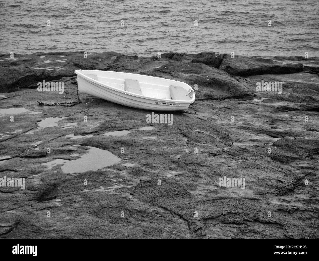 Lone White Boat en noir et blanc Banque D'Images