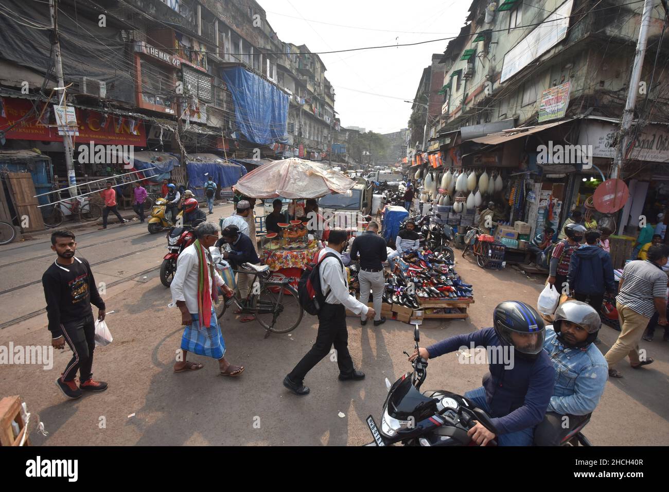 Kolkata, Bengale occidental, Inde.29th décembre 2021.Canning Street est l'un des lieux d'affaires les plus fréquentés de Kolkata.Des milliers de propriétaires de petites boutiques de la périphérie et de fournisseurs de différents États doivent venir acheter des matériaux divers fréquemment.(Credit image: © Biswarup Ganguly/Pacific Press via ZUMA Press Wire) Banque D'Images