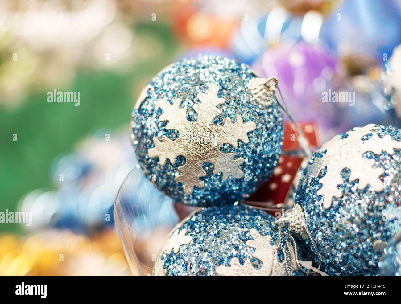 Jouet arbre avec flocon de neige, boules brillantes de Noël en verre gros plan, Banque D'Images