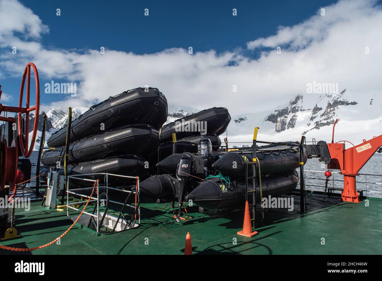 Les bateaux du zodiaque sont fixés en position à bord du M/V Ushuia à l'île Danco, en Antarctique Banque D'Images