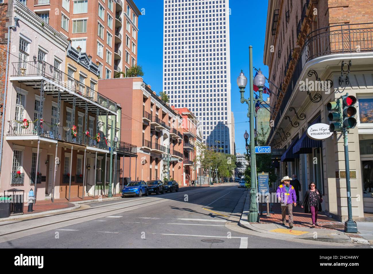 NEW ORLEANS, LA, États-Unis - 23 DÉCEMBRE 2021 : 600 pâtés de maisons de l'avenue St. Charles avec un couple passant devant Desi Vega's Steakhouse en premier plan Banque D'Images