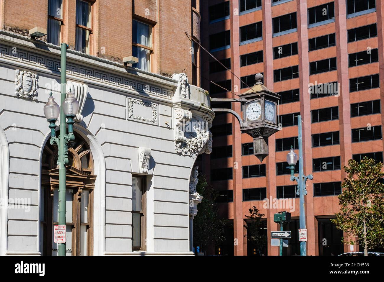 NEW ORLEANS, LA, États-Unis - 23 DÉCEMBRE 2021 : coin de l'hôtel Whitney, anciennement le bâtiment Whitney Bank, avec horloge et détails architecturaux Banque D'Images