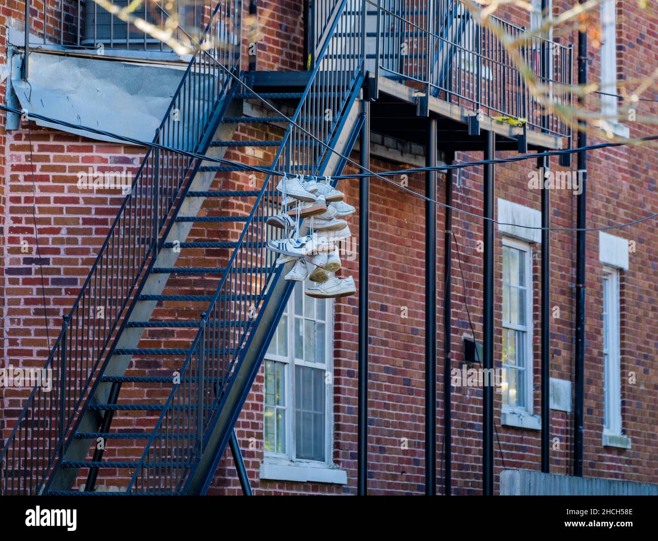 NEW ORLEANS, LA, USA - 23 DÉCEMBRE 2021 : baskets suspendues au fil de fer avec immeuble en arrière-plan Banque D'Images