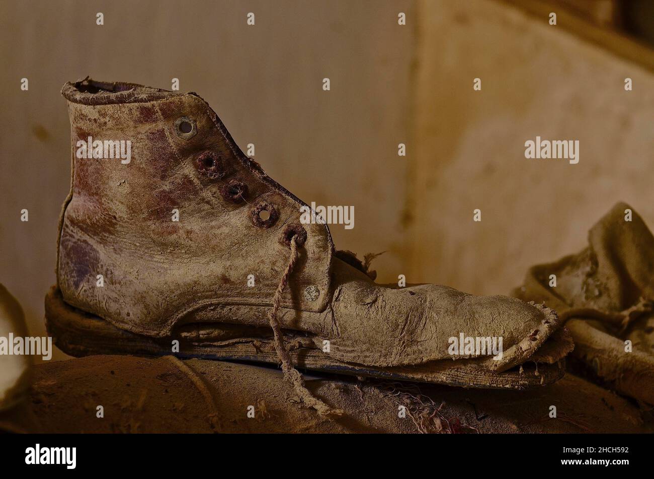 Travailler la chaussure au mur avec des lacets déchirés Banque D'Images