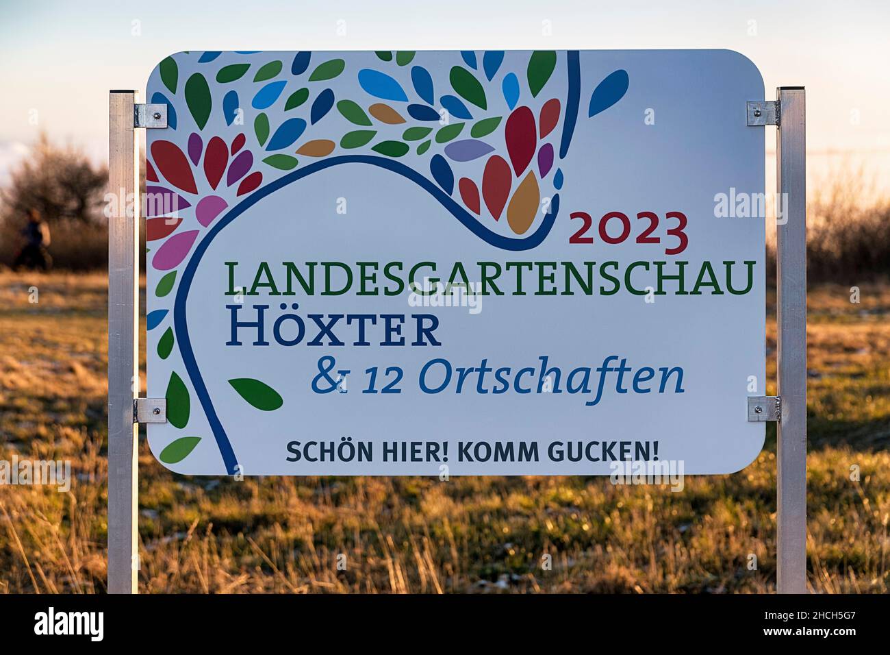 Signe avec l'inscription Landesgartenschau 2023, Schoen hier, Komm gucken, Hoexter, Weserbergland,Rhénanie-du-Nord-Westphalie, Allemagne Banque D'Images