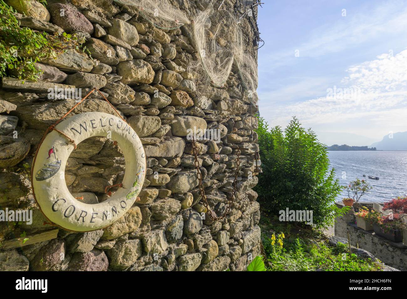 Bouée de sauvetage avec inscription Bienvenue à Corenno, Lac de Côme, Corenno Plinio, province de Lecco, Italie Banque D'Images